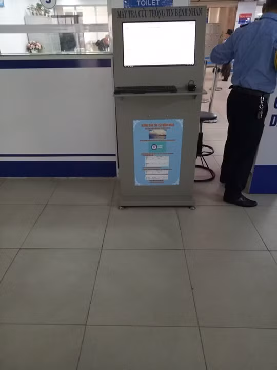Máy tra cứu thông tin bệnh nhân tại Bệnh viện Phụ sản Trung ương nhưng rất ít người tìm đến thao tác (Ảnh: BM)