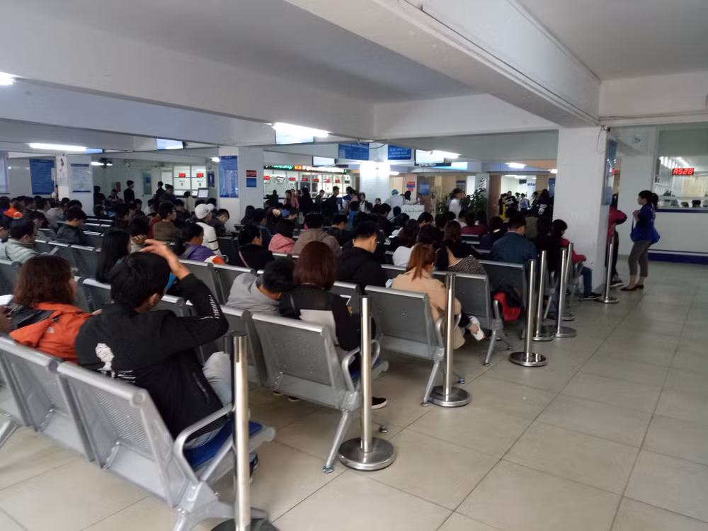 Vì bện án điện tử chưa đáp ứng được nhu cầu nên tình cảnh chờ đợi đến lượt khám vẫn trở thành vấn đề khá nan giải ( Ảnh BM)