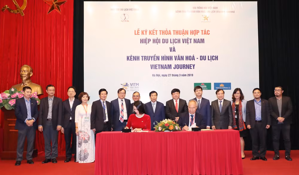 Đại diện Hiệp hội Du lịch Việt Nam và Kênh truyền hình Văn hóa Du lịch ký kết thỏa thuận hợp tác