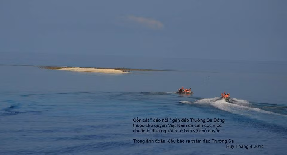 Đoàn kiều bào đến thăm cồn cát 