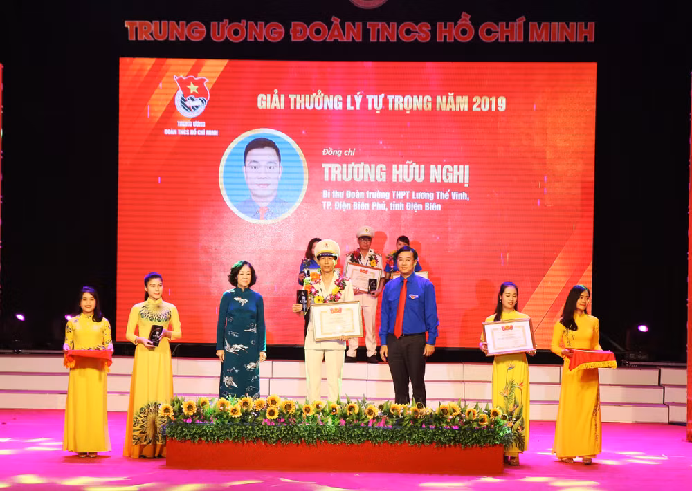 Vinh danh và trao tặng giải thưởng Lý Tự Trọng cho 72 cán bộ đoàn tiêu biểu. Ảnh PV