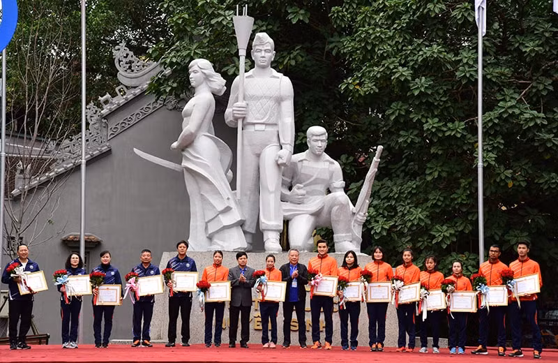 Phó Chủ tịch UBND TP. Hà Nội Ngô Văn Quý và Giám đốc Sở Văn hoá và Thể thao Tô Văn Động trao Bằng khen của UBND thành phố Hà Nội cho các cá nhân đã có thành tích đóng góp vào thành công của Đại hội và các huấn luyện viên, vận động viên Hà Nội đạt thành tích xuất sắc tại Đại hội Thể thao toàn quốc lần thứ 8 - Hà Nội 2018