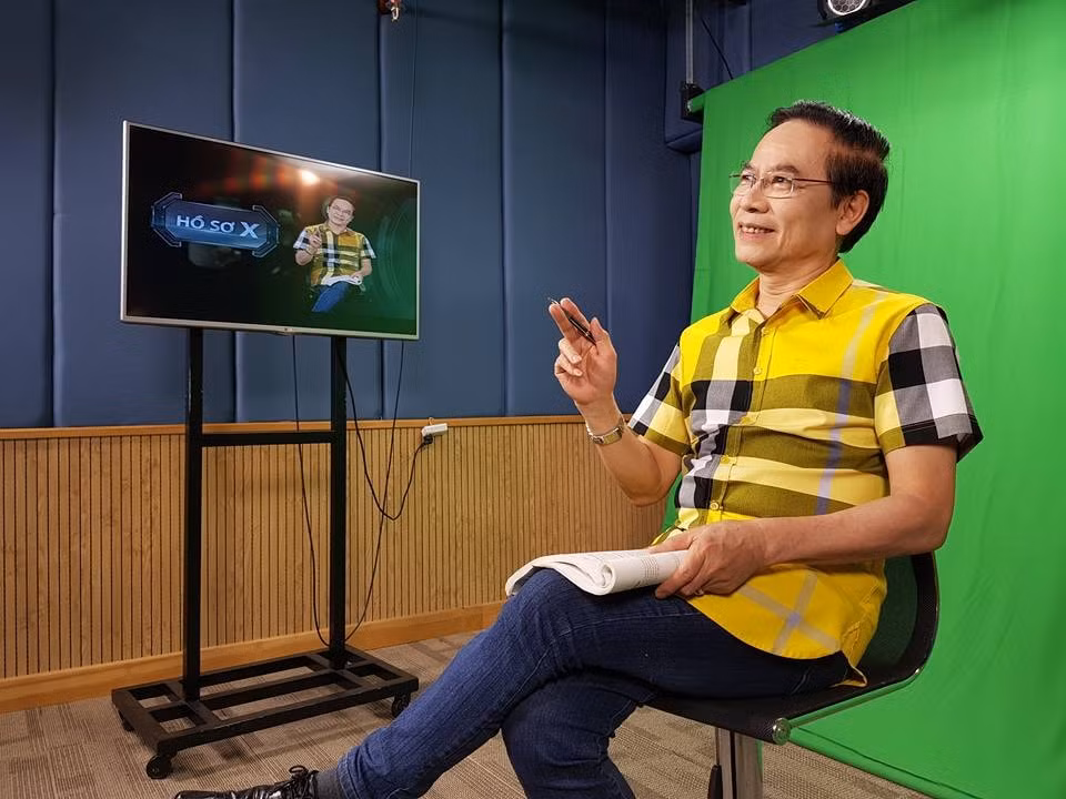Nhà báo Phạm Đông trong một chương trình lên sóng (Ảnh” NVCC)