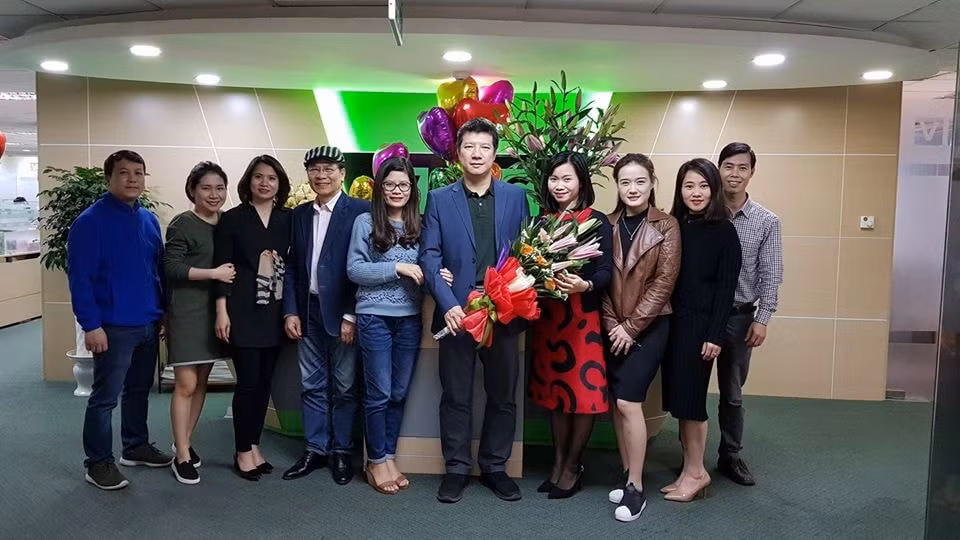 Nhà báo Phạm Đông (thứ 4 từ trái sang) với các đồng nghiệp ở Đài VTC (Ảnh: NVCC)