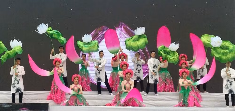 Có rất nhiều những tiết mục văn nghệ công phu và hấp dẫn tại trương trình ngày hội.