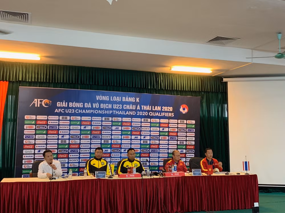 HLV Park Hang-seo cùng người đồng cấp của U23 Brunei nói về vòng loại bảng K. Ảnh: Hoàng Dương