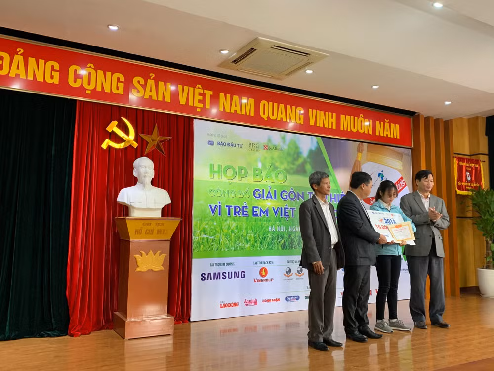 BTC trao học bổng cho các em học sinh có hoàn cảnh khó khăn nhưng vượt khó và có thành tích học tập xuất sắc. Ảnh: Hữu Phương