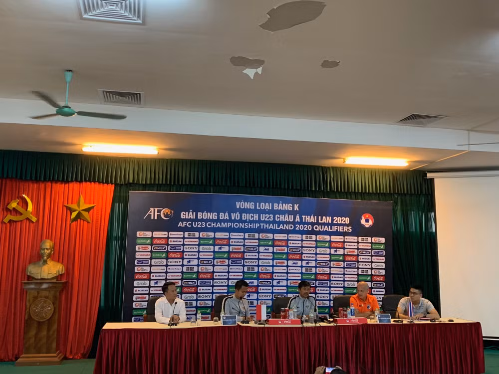 Đại diện U23 Thái Lan và U23 Indonesia trao đổi thông tin với giới truyền thông. Ảnh: Hoàng Dương