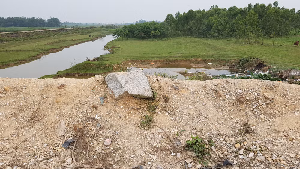 Cuối đoạn đường cụt có đổ đống đất, đá cao, khi lái xe không phanh kịp đã lao vào đây, càng làm tăng độ cao cho người lái xe khi rơi xuống vực sâu lại càng nguy hiểm. Ảnh PV