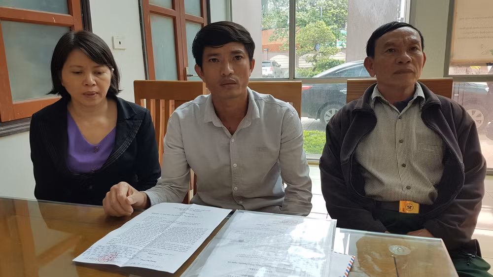 Người nhà của nạn nhân xấu số Nguyễn Công Hùng tìm đến các cơ quan chức năng huyện Đức Thọ để được làm rõ sự việc dẫn đến cái chết thương tâm. Ảnh PV