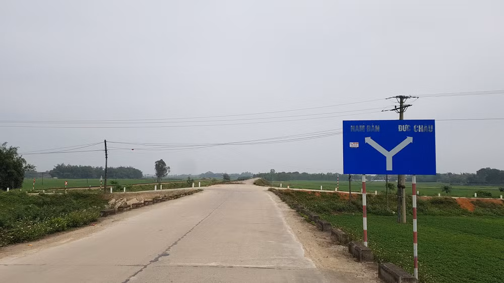 Ngã 4 này có biển chỉ dẫn 2 hướng rẽ bên trái và phải, không có hướng chỉ dẫn cảnh báo đường thẳng cụt nên nhiều lái xe bị “sập bẫy” nguy hiểm. Ảnh PV