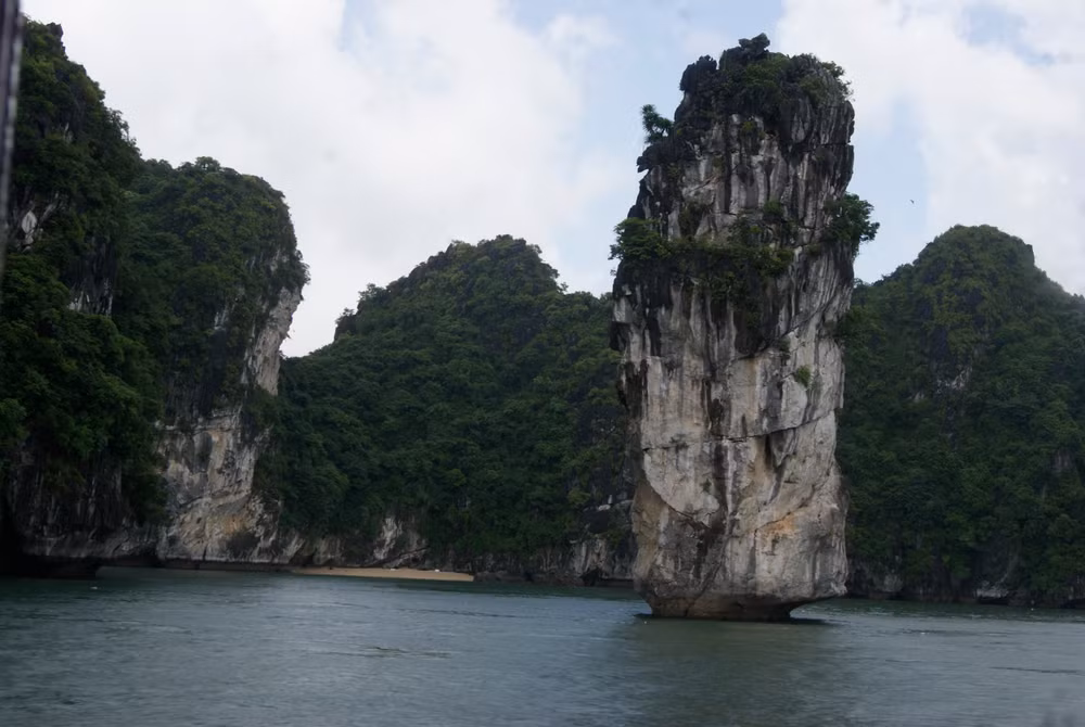 Đảo tháp nghiêng Vịnh Lan Hạ