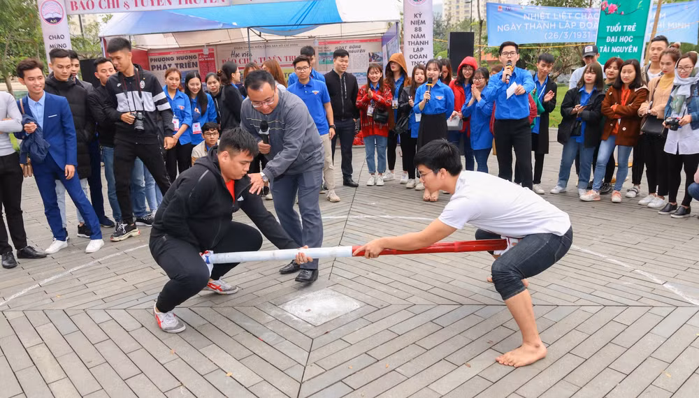Tại phần thi đẩy gậy, sức mạnh chưa phải là tất cả, sự khôn khéo tìm mọi cách làm cho đối phương mất cân bằng chính là chìa khóa dẫn đến chiến thắng