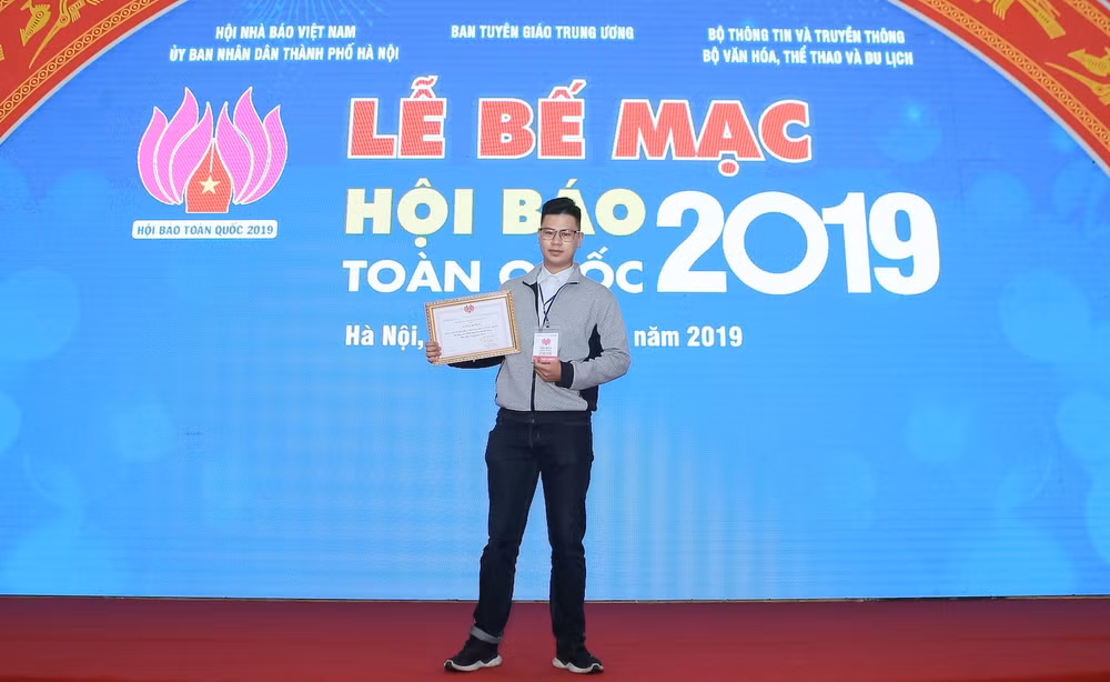 Bạn Nguyễn Nam Anh là sinh viên K36 Viện Báo chí, Học viện Báo chí Tuyên truyền có sở thích đam mê chụp ảnh và tìm hiểu lịch sử báo chí. Ảnh: Hoàng Huy