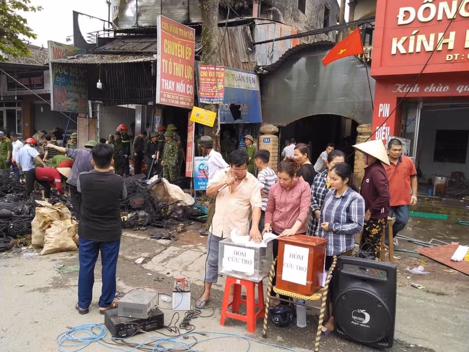 Bà con kêu gọi ủng hộ nhằm phần nào vơi bớt khó khăn