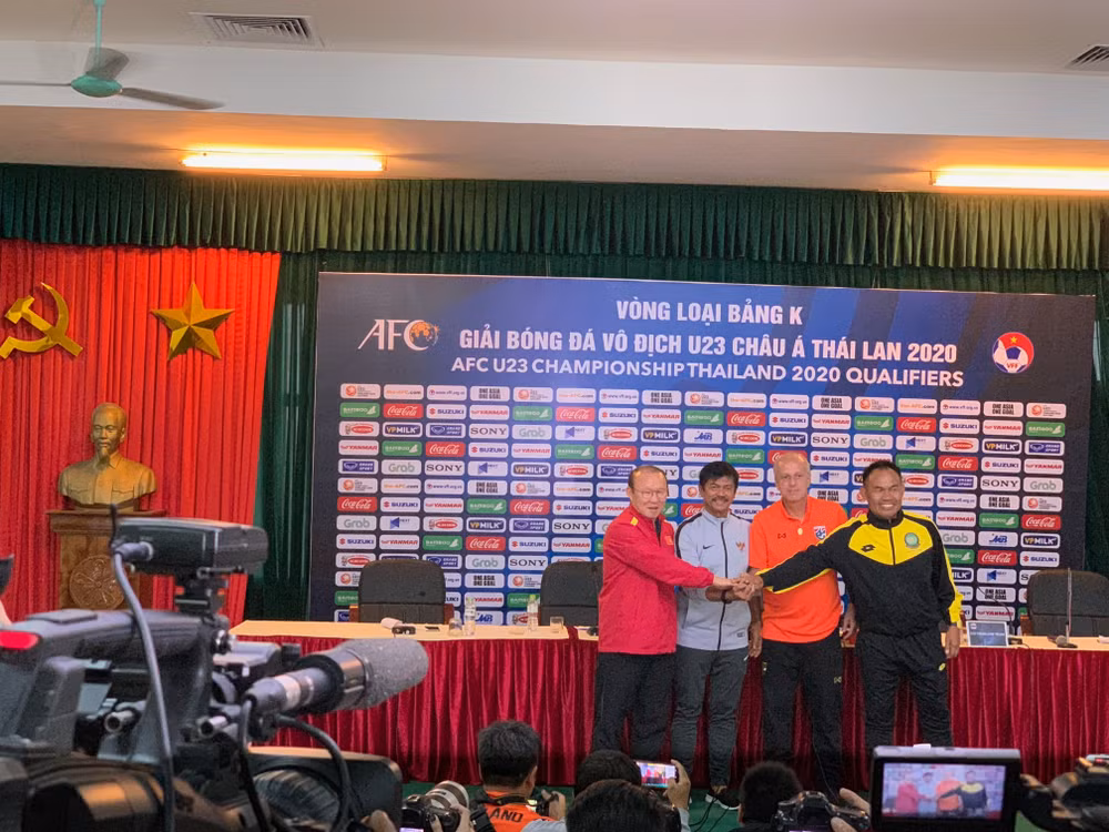 Đại diện 4 đội tham dự vòng loại bắt tay thi đấu với tinh thần thể thao cao thượng. Ảnh: Hoàng Dương