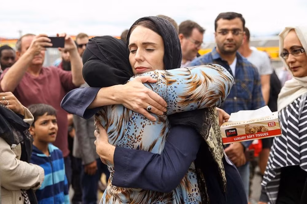 Thủ tướng Jacinda Ardern ôm một tín đồ Hồi giáo tại Nhà thờ Hồi giáo Kilbirnie ở Wellington, New Zealand