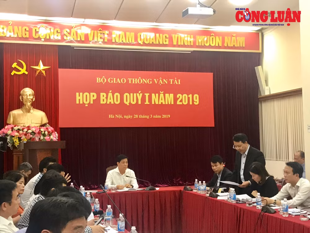 Thứ trưởng Bộ GTVT Nguyễn Ngọc Đông và Vụ trưởng Vụ Vận tải (Bộ GTVT) Trần Bảo Ngọc trả lời về đề xuất cấm xe máy tại Hà Nội và TP. Hồ Chí Minh