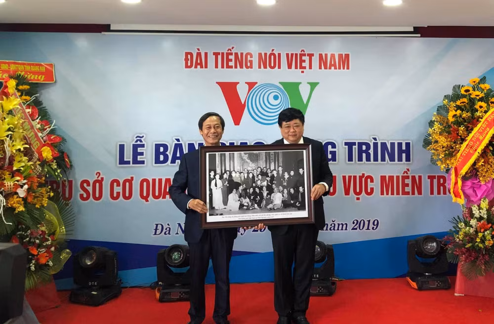Tổng Giám đốc VOV Nguyễn Thế Kỷ tặng VOV miền Trung bức ảnh 