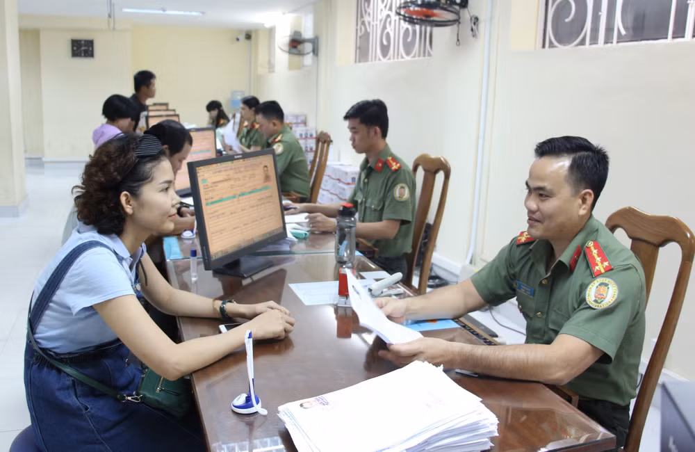 Phòng xuất nhập cảnh Công an tp HCM tiếp nhận hồ sơ xuất nhập cảnh của người dân tp- ảnh:TL