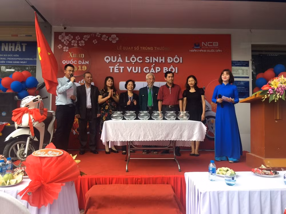 Các khách hàng chuẩn bị bốc thăm trúng thưởng