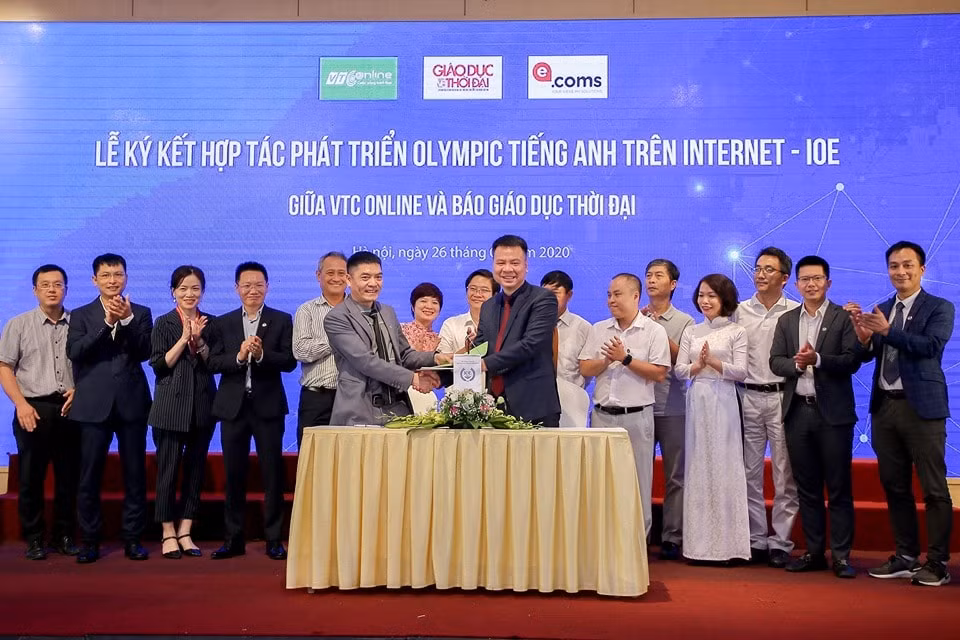 Tổng biên tập Báo Giáo dục & Thời đại Triệu Ngọc Lâm (phải) và ông Lê Văn Hạnh – Giám đốc Công ty VTC Online trao biên bản hợp tác. (Ảnh Thế Đại)