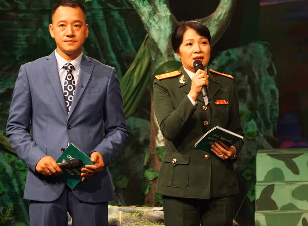Nhà báo - Đại tá Trịnh Tùng Lâm (phải) trực tiếp tham gia nhiều chương trình đi tìm đồng đội trên sóng truyền hình. Ảnh NVCC