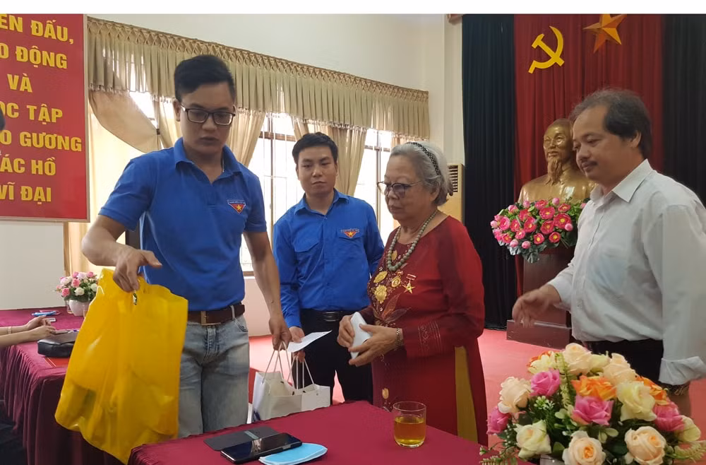 Đoàn viên Thanh niên cơ quan Trung ương Hội Nhà báo tặng quà Mẹ Việt Nam anh hùng Lê Thị Mạnh (giữa). Ảnh Lê Tâm