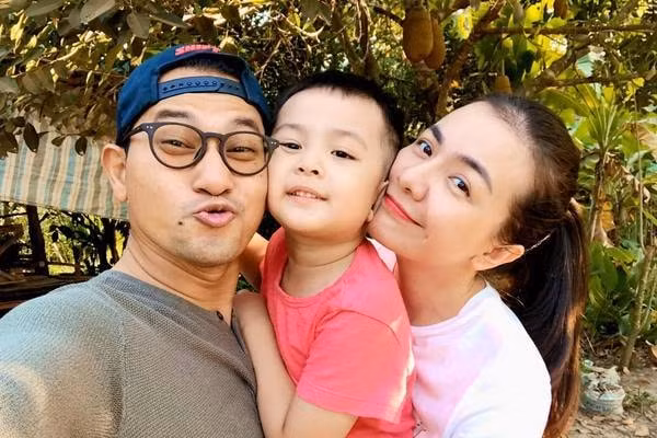 Huỳnh Đông và người đẹp Ái Châu kết hôn năm 2015 và có một con trai.