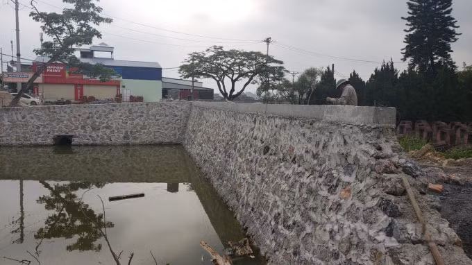 Công trường thi công Dự án “Cải tạo, nâng cấp nghĩa trang liệt sỹ xã Đồng Hóa”.