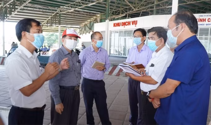 Phó Chủ tịch UBND tỉnh Nguyễn Văn Phương kiểm tra công tác phòng chống dịch tại huyện Phú Lộc.
