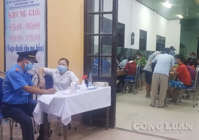 Các công dân đến Huế phải tiến hành khai báo y tế.