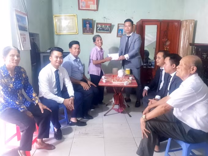 Ông Đỗ Linh - đại diện Danko Group thăm hỏi và trao quà cho bà Lê Thị Tám - nữ cựu TNXP sống neo đơn tại xã Nam Tiến