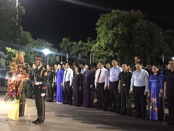 Phó Chủ tịch nước Đặng Thị Ngọc Thịnh dâng hương tại Đài tưởng niệm Thành Cổ Quảng Trị. Ảnh: Đài PTTH Quảng Trị