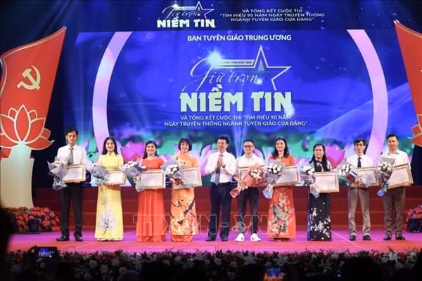 Đồng chí Võ Văn Thưởng, Trưởng Ban Tuyên giáo Trung ương trao giải cho 16 tác giả xuất sắc đoạt giải Nhất tuần. Ảnh: TTXVN