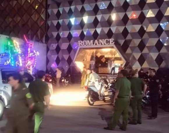 Lực lượng chức năng ập vào kiểm tra bar Romance phát hiện 99 đối tượng dương tính với ma túy.