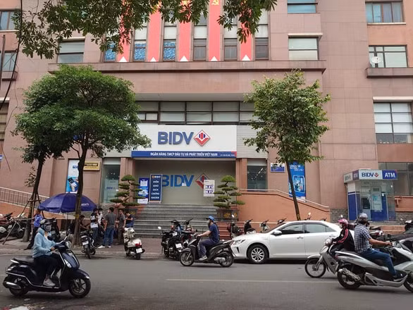 Ngân hàng BIDV chi nhánh Ngọc Khánh tạm thời đóng cửa sau vụ cướp.