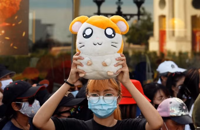 Một người biểu tình cầm hình con chuột hamster trong một cuộc biểu tình tại Bangkok, ngày 26 tháng 7. Ảnh: Reuters