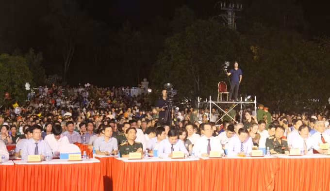 Các đại biểu và đông đảo nhân dân tham dự chương trình.