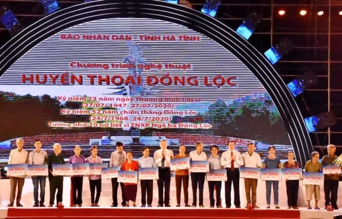 Ban tổ chức trao quà cho các gia đình chính sách