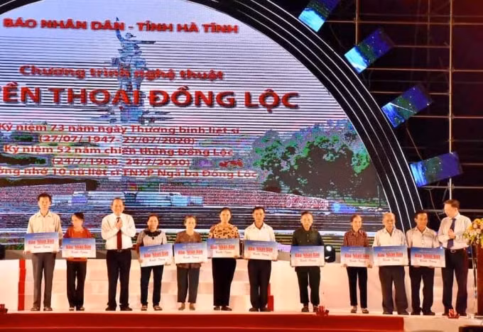 Phó Thủ tướng thường trực Trương Hòa Bình và Bộ trưởng Bộ Công an Tô Lâm trao quà cho các gia đình chính sách