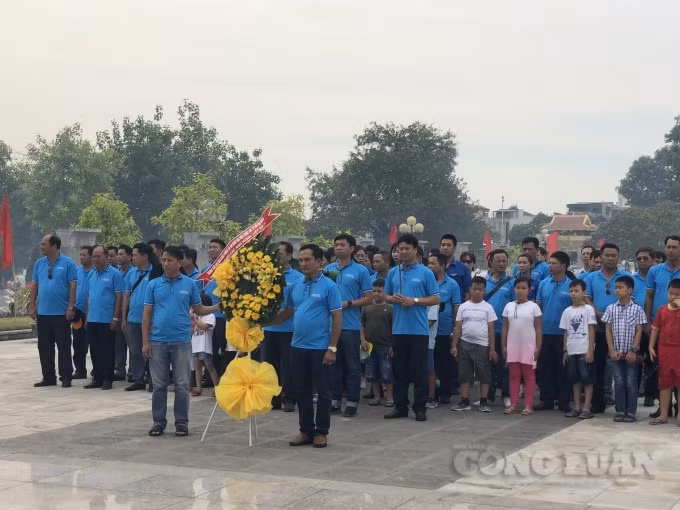 Nhiều đoàn thể, cá nhân đến đặt vòng hoa, dâng hương tưởng niệm các Anh hùng liệt sĩ.