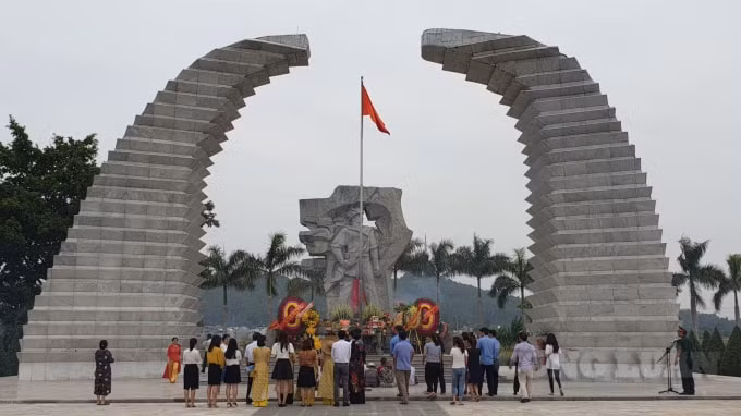 Nghĩa trang liệt sỹ Hàm Rồng (nằm ngay trên địa phận thành phố Thanh Hóa) là nơi quy tập của 1.839 ngôi mộ anh hùng, liệt sĩ.
