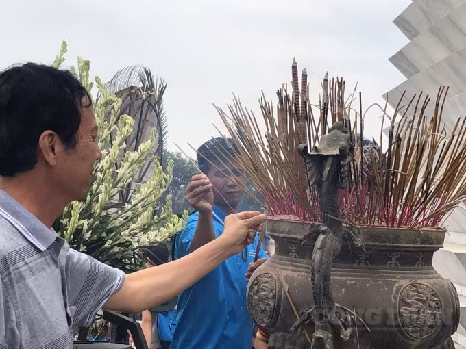 Những nén hương được dâng lên với lòng biết ơn vô hạn của những con dân được sống trong thời bình.