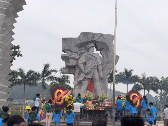 Thắp những nén hương bày tỏ lòng thành kính, tưởng nhớ, tri ân các anh hùng liệt sĩ.