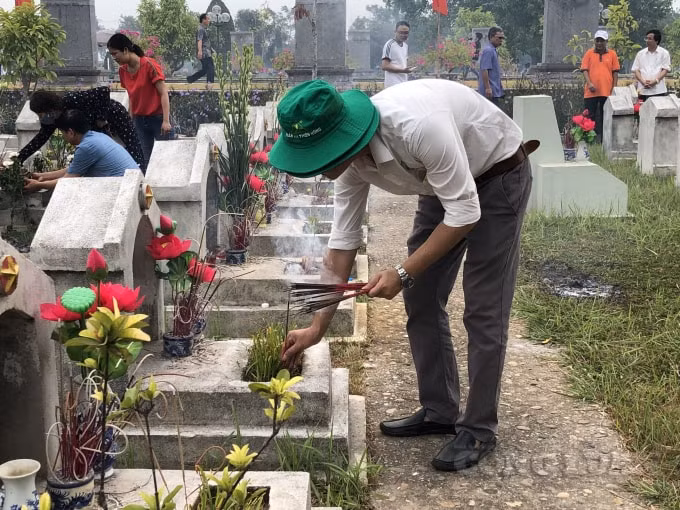 Những đoàn ghé thăm đều thắp hương tưởng nhớ phần mộ của các Anh hùng liệt sĩ.