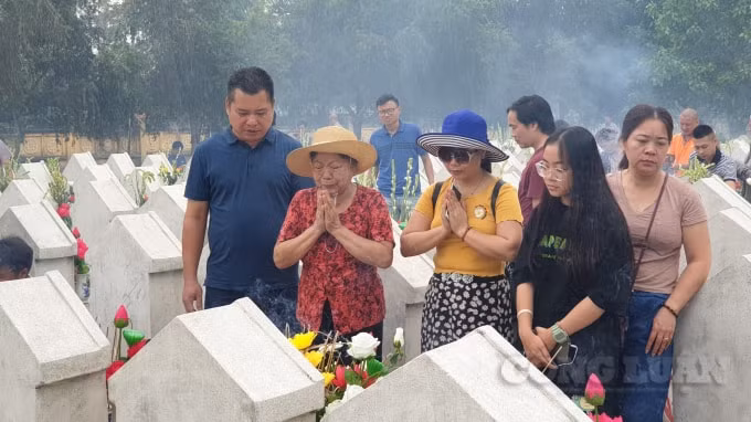 Nhiều gia đình cùng con cháu tới dâng hương.