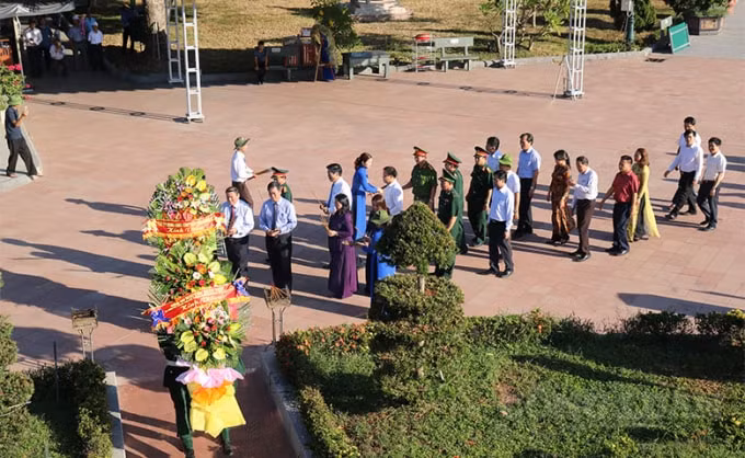 Lãnh đạo trung ương và địa phương dâng hương vào viếng các anh hùng liệt sỹ.