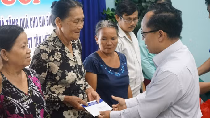 Đại diện Tập đoàn Tân Hiệp Phát trao quà cho các gia đình chính sách.