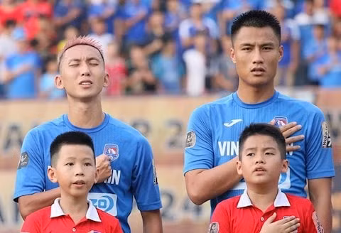 Hai cầu thủ Mạc Hồng Quân và Nghiêm Xuân Tú sẽ thi đấu cho Than Quảng Ninh trong giai đoạn 2 V.League 2020. Ảnh: internet.